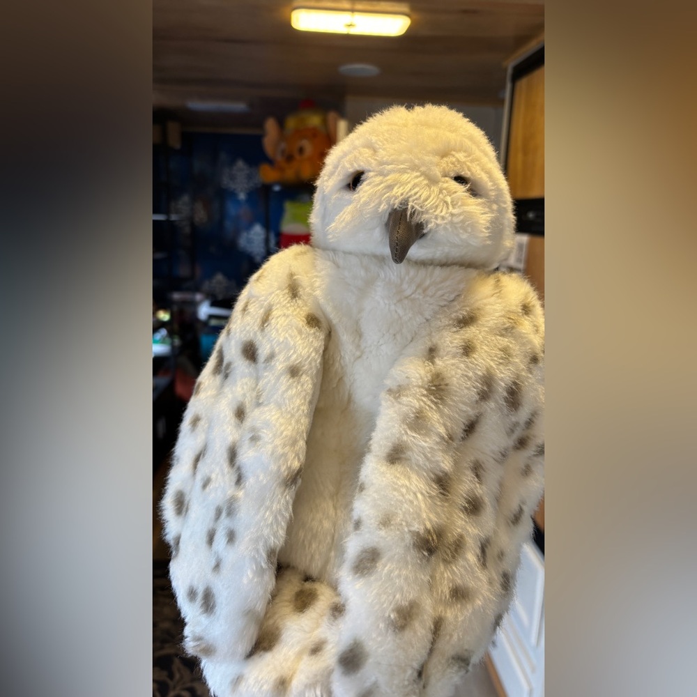 The image shows an interactive plush puppet of Hedwig, Harry Potter